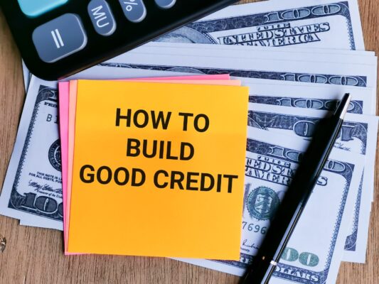 Phrase HOW TO BUILD GOOD CREDIT written on sticky note